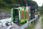 Der Chauffeur blieb beim Unfall unverletzt. (Bild: Kapo OW)