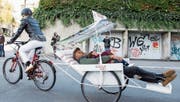 Mit der E-Bike-Ambulanz der Luzerner Organisation Solidarmed sollen Schwangere in Afrika schneller ins Spital kommen. Model Nadine Strittmatter und Komiker Johnny Burn mit Sohn Morris in der Rikscha präsentieren das neue Gefährt. (Bild: Keystone/Alexandra Wey (Luzern, 26. Oktober 2017))