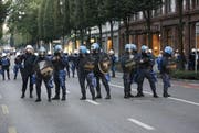 Polizeieinsätze sollen künftig vermehrt vom Veranstalter bezahlt werden. (Archivbild Neue LZ)