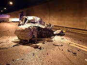 Der vollständig demolierte Personenwagen, in dem eine 52-jährige Autolenkerin nach der Kollision mit einem Lastwagen im Tunnel Sachseln ums Leben kam. (Bild: Kantonspolizei Obwalden)