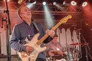 Anson Funderburgh gehört zu den hochkarätigen Gitarristen, die am Samstag im Casino zu geniessen waren. (Bild: Nadia Schärli (18. November 2017))