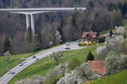 Die Aegeristrasse soll ab der Lorzentobelbrücke saniert und mit einem Radstreifen erweitert werden. (Bild: Stefan Kaiser / Neue ZZ)
