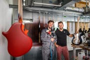 Pirmin Giger (links) und Silvan Küng von Relish Guitars Switzerland in der Lackiererei der Produktion in Sempach. (Bild: Philipp Schmidli (26. September 2017, Sempach))