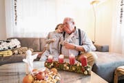 Ein Herz und eine Seele: Malin Suter (6) mit Grossvater Markus Stappung (68) in Steinen. (Bild: Roger Grütter (22. Dezember 2017))