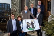 Nach der Abstimmung vor dem Krienser Gemeindehaus: Gemeindeschreiber Guido Solari und die Gemeinderäte Judith Luthiger-Senn, Lothar Sidler, Matthias Senn, Cyrill Wiget und Franco Fae (von links) mit dem neuen Gemeindewappen. (Bild: Philipp Schmidli (Kriens, 4. März 2018))