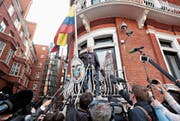 Julian Assange trat gestern Abend auf dem Balkon der ecuadorianischen Botschaft vor die Presse. (Bild: Jack Taylor/Getty (London, 19. Mai 2017))