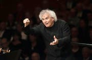 Traditioneller Höhepunkt zur Festivalhalbzeit: Simon Rattle dirigiert die Berliner Philharmoniker im KKL-Konzertsaal. (Bild: Luzerner Festival/Priska Ketterer)