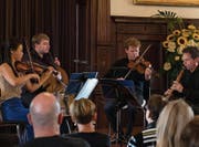 Das Orion String Trio zusammen mit Fabio Di Casola an der Klarinette im Schloss Meggenhorn. (Bild: Roger Grütter (1. Juli 2017))