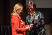 Alice Schmid (links) erhält den Filmpreis für den Film «Das Mädchen vom Änziloch». (Bild: Philipp Schmidli (Luzern, 4.3.2017))