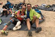 Miguel Alcober (rechts) gönnt sich mit einem Mitläufer, der trotz Handicap am Gobi March teilnimmt, eine kleine Pause. (Bild: PD)