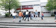 Im Schulhaus Wiesental muss die Gemeinde Baar tüchtig investieren. (Bild: Werner Schelbert (11. April 2017))