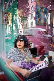 Magalie Marini im Café Chez Cassis, wo die Spenden am 18. September gesammelt werden. (Bild Jakob Ineichen)