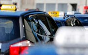 Uber versucht Zuger Fahrer anzuwerben. (Bild: Stefan KaiserPHOTO)