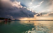 Noch ist die Sonne in Zug hinter einer Regenwolke versteckt, bald schaut sie aber wieder hervor. (Bild: Daniel Hegglin)