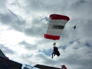 Mit einem Wingsuit-Flug in die Arena des Verkehrshauses eröffnete Extremsportler Remo Läng den Jubiläumsanlass. (Bild: PD)