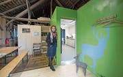 Anita Weingartner im neu ausgebauten Besucherzentrum des Hirschparks Luzern. (Bild: Pius Amrein (Luzern, 30. Oktober 2017))