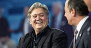 Steve Bannon (links) bei seinem gestrigen Auftritt mit Stabschef Reince Priebus.Bild: Jim Lo Scalzo/EPA (Washington, 23. Februar 2017)