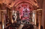 Die Pfarrkirche wird jeden Abend in neue Farben getaucht. (Bild vom Gala-Eröffnungskonzert vom 2016/PD)