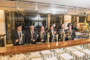 Die Fasnachtsgewaltigen 2018 im Schalander der Brauerei Eichhof (von links): Wey-Zunftmeister Jörg Krähenbühl, Erwin Kretz, Dominus der Fidelitas Lucernensis, LFK-Präsident Marcel Manetsch, Fritschivater und Safran-Zunftmeister Alfred Meier, Linus Gähwiler, Präsident der Maskenliebhaber-Gesellschaft, sowie Gallivater Werner Schnüriger. (Bild: Dominik Wunderli (Luzern, 8. Januar 2018))