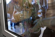 Zwei Männer - es sind angehende Polizisten - versuchen, ein Fenster aufzuwuchten und einzubrechen. (Bild: Keystone)