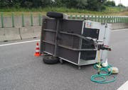Im Bild der umgekippte Anhänger des 27-jährigen Autofahrers. Weshalb es zu dem Unfall kam, ist bislang nicht geklärt. (Bild: Zuger Polizei)
