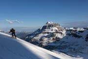 Bei einer Skitour ist der Schwyzer abgestürzt. (Symbolbild) (Bild: Keystone)