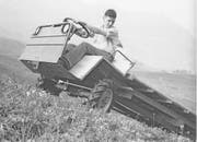 Thomas Schilter um das Jahr 1960 auf einem seiner ersten Lasttransportfahrzeuge. (Bild: PD)