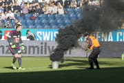 Knallkörper und Rauch auf dem Feld: Wegen der Vorfälle kam es im Match vom Februar 2016 zwischen Luzern und St.Gallen sogar zu einem Spielunterbruch. (Bild: Urs Flüeler/Keystone (Luzern, 21. Februar 2016))