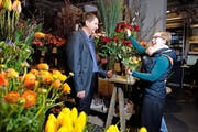 Larissa Rohner vom Zuger Blumengeschäft Bluemelaube überreicht dem App-Erfinder Lars Rominger eine Rose. (Bild Maria Schmid)