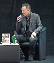 Bruce Springsteen redet an der Buchmesse in Frankfurt über seine neue Autobiografie. (Bild: Arne Dedert/Keystone)