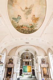 Die Arbeiten im Innern der Kirche beschränken sich auf eine Reinigung, eine «moderne Beleuchtung mit Überraschungseffekt» ... (Bild: Roger Grütter (25. März 2017))