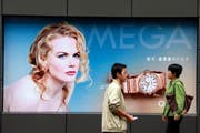 Noch immer sind die Schweizer Uhren beliebt in China. Die Nachfrage kühlt sich aber spürbar ab. (Bild: Keystone/AP)