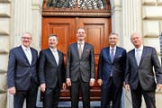 Inwiefern Paul Winiker (SVP, ganz rechts) die Anliegen der SVP in die Regierung einbringen kann, wird sich zeigen. Von links: Robert Küng (FDP), Marcel Schwerzmann (parteilos), Reto Wyss und Guido Graf (beide CVP). (Bild Nadia Schärli)