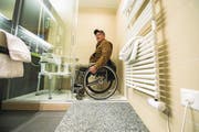 Hugo Müller prüft die rollstuhlgängige Dusche in einem der umgerüsteten Zimmer des Hotels Pilatus Kulm. (Bild: Dominik Wunderli (6. April 2017))