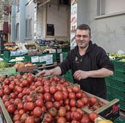 Früchtehändler Ibrahim Eroglu. (Bild: Nadia Schärli / LZ (Basel, 16. März 2017))
