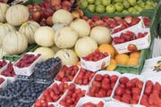 Die Stadt soll in ihren Verpflegungseinrichtungen das vegetarische und vegane Ernährungsangebot fördern. Auf dem Bild: Früchte an einem Marktstand. (Bild: Keystone / Lukas Lehmann)