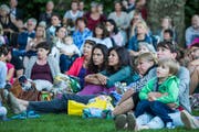 Zahlreiche Zuschauer verfolgen das Eröffnungskonzert via Live-Übertragung am Inseli. (Bild: Patrick Hürlimann)
