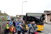 Postautofahrgäste bei der Haltestelle Sand. (Bild Christoph Riebli)