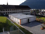 Bis das Kloster in Stans saniert ist, forscht MondoBiotech in Containern im Garten. (Bild Urs Rüttimann/Neue NZ)