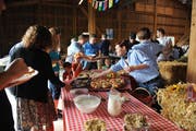 Besucher beim 1.-August-Brunch auf dem Fohrenhof in Kleinwangen. (Bild: Corinne Glanzmann / Neue LZ (Archiv))