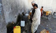 Die humanitäre Lage im bürgerkriegsgeplagten Jemen spitzt sich immer mehr zu. Im Bild füllen Männer in der Hauptstadt Sanaa Trinkwasser ab. (Bild: Yahya Arhab/EPA (Sanaa, 27. März 2018))