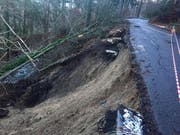 An der Renggstrasse zwischen Schachen und Entlebuch rutschte auf rund 20 Meter Länge das Strassenbord weg. (Bild: Luzerner Polizei)
