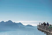 Mehr Gäste dank Sonne und blauem Himmel: Touristen auf der Aussichtsplattform der Rigi. (Bild: Pius Amrein (11. Oktober 2017))