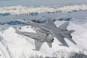 Zwei F/A-18 patrouillieren während des WEF über Davos. Die Aufnahme stammt von Januar 2009. (Bild: Keystone)