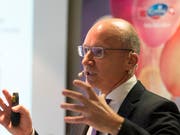 Emmi-Chef Urs Riedener ist mit den Zahlen des ersten Halbjahrs nicht zufrieden: Ein schrumpfender Detailhandel in der Schweiz oder der Brexit in der Division Europa machen dem Milchverarbeiter zu schaffen. (Archiv) (Bild: KEYSTONE/THOMAS DELLEY)