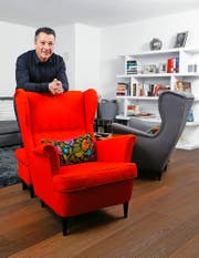 Beim Entspannen in seiner Wohnung in Unterägeri und während der Arbeit an der Bande: der EVZ-Trainer Harold Kreis. (Bild Stefan Kaiser/Keystone)