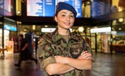 Diana Marleku (im Bahnhof Zug) trägt den Tarnanzug mit Stolz. Bild: Christian H. Hildebrand (25. September 2016)