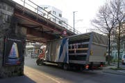 Nichts geht mehr: Der Lastwagen ist unter der Eisenbahnbrücke eingeklemmt. (Bild: Zuger Polizei)