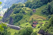 Bahnliebhaber und Touristen schätzen die alte Gotthard-Bergstrecke der Bahn. (Bild: Keystone/Gaetan Bally)