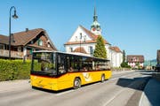 Ein Postauto der Linie 110 bei der Kirche Inwil. (Bild Postauto)